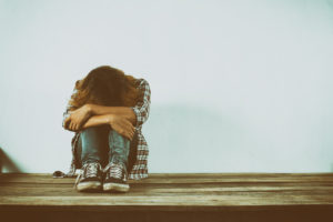 Bipoláris depresszió = egyensúlyvesztés, tudattalanság (Sad woman hug her knee,nobody)