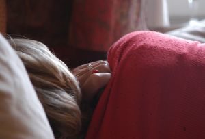 Álmatlanság házi kezelése: magnéziumpótlás (freeimages / sleeping-woman-1432242)